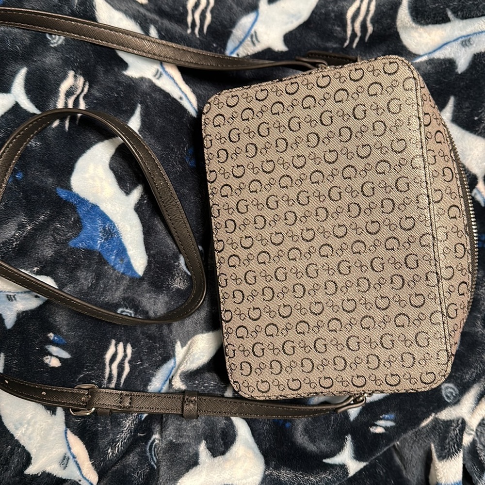 Guess purse - Picture 3 of 5